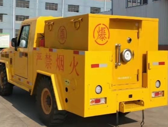 康巴什凯龙爆破器材运输车：保障爆破任务的安全运行